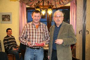 Bild: Hans Juchem wurde mit einem Präsent in die Altersabteilung verabschiedet