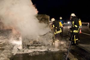 Bild: Löscharbeiten auf der Autobahn A1