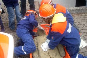 Bild: Erste Hilfe bei der geretteten Übungspuppe