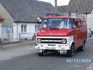 Bild: Der alte Opel Blitz bei einem Festumzug in Finsterwalde-Nehesdorf im Jahre 2009. (Foto: Willi Provo)