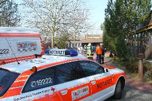 Bild: Einsatzkräfte vor der Anton-Hansen-Schule in Ottweiler (Foto: Feuerwehr Ottweiler)