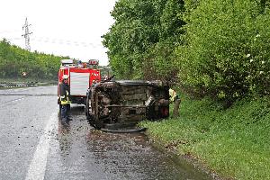 Bild: Kraftstoff lief aus dem Unfallfahrzeug auf die Fahrbahn