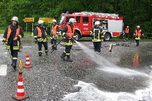 Bild: Die Feuerwehr musste nach einem Verkehrsunfall auslaufende Betriebsstoffe beseitigen