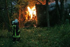 Bild: Das Gartenhaus brannte beim Eintreffen der Einsatzkr&amp;auml;fte in voller Ausdehnung