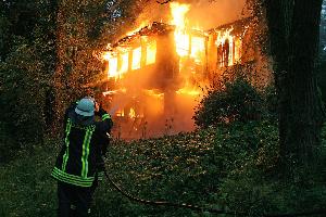 Bild: Das Gartenhaus brannte beim Eintreffen der Einsatzkr&amp;auml;fte in voller Ausdehnung