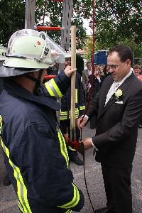 Bild: Der Bräutigam musste eine Feuerwehraxt an einer Leine befestigen