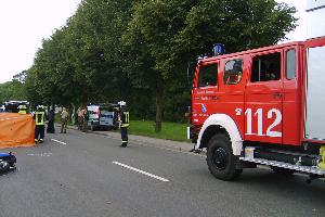 Bild: Neben der Polizei und dem Rettungsdienst war auch die Feuerwehr aus Bubach-Calmesweiler zu dem tragischen Verkehrsunfall gerufen worden