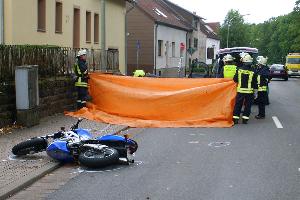 Bild: Die Feuerwehr schirmte die Unfallstelle bei der Bergung des Motorradfahrers ab