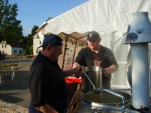 Bild: Überwachung des Kessels durch Erwin Gerstner und Hans-Werner Guthörl (Foto: Hans-Werner Guthörl)
