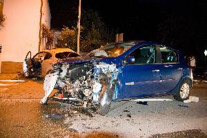 Bild: Die beiden Unfallfahrzeuge wurden erheblich beschädigt