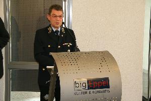 Bild: Landesbrandinspekteur Bernd Becker war gekommen, um Ehrungen für langjährige Mitgliedschaft in der Feuerwehr auszusprechen