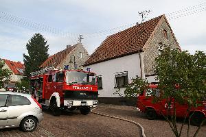 Bild: Feuerwehrfahrzeuge vor der Einsatzstelle