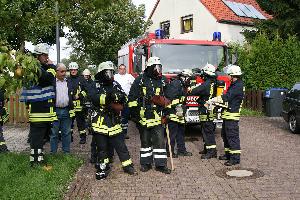 Bild: Sicherheitstrupp in Bereitstellung vor dem Anwesen