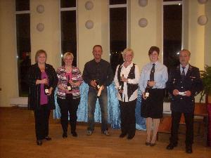 Bild: Löschbezirksführer Wolfgang Braun mit dem "Hausmeister des Jahres" und den tatkräftigen Frauen.