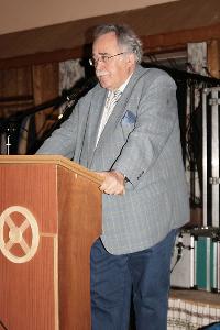 Bild: Bürgermeister Fritz Hermann Lutz bei seiner Ansprache (Foto: Heike Blum)