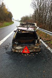 Bild: Foto vom Tag nach dem Einsatz: Dieses Fahrzeug brannte auf dem Rastplatz Schellenbach an der A1 zwischen Tholey und Eppelborn aus (Foto: Feuerwehr Bergweiler)