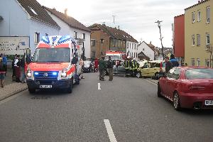 Bild: Zahlreiche Rettungskräfte waren bei dem Unfall im Einsatz