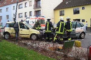 Bild: Die Feuerwehr klemmte die Batterien der Fahrzeuge ab und nahm austretende Betriebsstoffe mit Bindemitteln auf