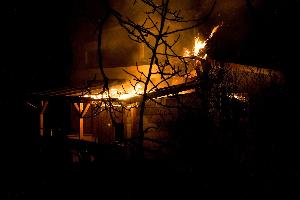 Bild: Im Bereich der Terrasse war das Feuer ausgebrochen und hatte bereits auf den Dachstuhl übergegriffen