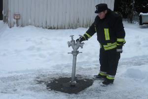 Bild: Ein vorbildlich schnee- und eisfreier Hydrant. Im Hintergrund steht das Hydrantenhinweisschild. Zeitverlust durch Suchen wird es nicht geben.