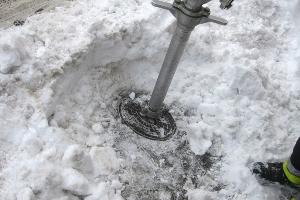Bild: Problematisch: Der Hydrant wurde mit geräumtem Schnee verdeckt. Trotz vorhandenem Hinweisschild dauerte es ca. vier Minuten, um den Hydrant zu finden und frei zu räumen.