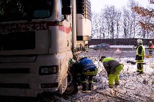 Bild: Die Feuerwehr leuchtete die Unfallstelle aus und unterst&amp;uuml;tzte die Bergungsarbeiten