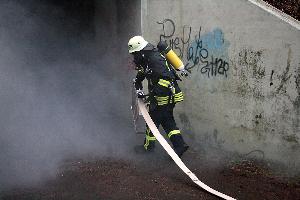 Bild: Der Angriffstrupp geht unter PA vor in den völlig verrauchten Tunnel  (Foto: Heike Blum )