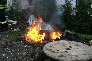 Bild: Alte Reifen und Abf&amp;auml;lle brannten hinter dem Anwesen in der Dirminger Stra&amp;szlig;e