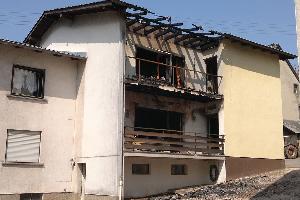 Bild: Das Wohnhaus in Dirmingen nach dem Einsatz (Foto: Sch&amp;auml;fer (SZ))