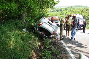 Bild: Das Fahrzeug blieb nach dem Überschlag im Straßengraben liegen