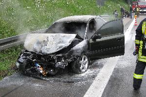 Bild: Eines der beteiligten Fahrzeuge ging bei dem Unfall in Flammen auf