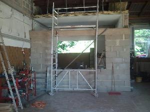 Bild: Die neue Wand trennt nun Fahrzeughalle vom neu geschafften Funkraum