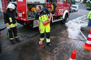 Bild: Mitarbeiter des Wasserversorgungs-Unternehmens bei der Suche nach der Leackage-Stelle