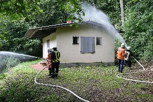 Bild: Löschangriff auf eine Waldhütte im Rahmen der Waldbrandübung im Löschbezirk Eppelborn