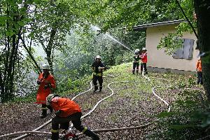 Bild: Löschangriff auf eine Waldhütte im Rahmen der Waldbrandübung im Löschbezirk Eppelborn