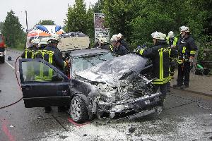Bild: Bei dem Verkehrsunfall in der Dirminger Stra&amp;szlig;e erlitt eine Rentnerin Verletzungen der Wirbels&amp;auml;ule und musste von der Feuerwehr aus ihrem Fahrzeug befreit werden