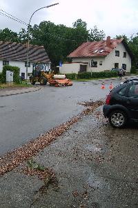 Bild: Mit einem Radlader und einer Kehrmaschine wurde in Bubach-Calmesweiler eine Straße gesäubert