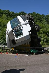 Bild: Der Fahrer konnte sich unverletzt aus dem Führerhaus befreien