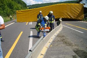 Bild: Auftrennen der Fahrbahnbegrenzung, um die Fahrzeuge, die sich hinter der Unfallstelle gestaut hatten, von der Autobahn zu leiten