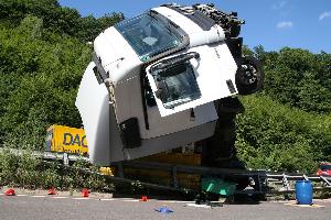 Bild: Die Zugmaschine verkeilte sich bei dem Unfall und bliebt hochkant stehen