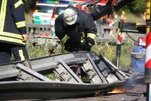 Bild: Abtrennen der zerst&amp;ouml;rten Leitplanken im Unfallbereich