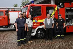 Bild: B&amp;uuml;rgermeister Fritz-Hermann Lutz hat sich das neue Feuerwehrfahrzeug f&amp;uuml;r Habach nach Eintreffen in Eppelborn vorf&amp;uuml;hren lassen