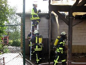 Bild: Löscharbeiten am Sportlerheim in Hierscheid