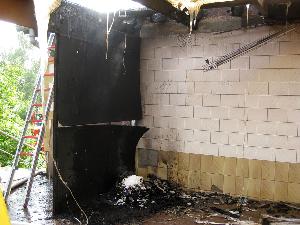Bild: Zerstörtes Vordach und Dachkonstruktion im Bereich des Brandausbruchs