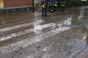 Bild: Nachdem das Wasser abgelaufen war, war die Fahrbahn durch Schlamm verschmutzt