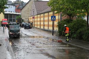 Bild: Zum Reinigen der Fahrbahn kam auch die Kehrmaschine des Baubetriebshofs zum Einsatz