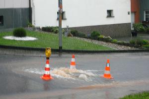 Bild: Unter großem Druck sprudelte das Wasser wie hier am Galgenberg aus den Kanalschächten