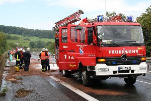 Bild: Auslaufende Betriebsstoffe mussten von der Feuerwehr mit Bindemitteln aufgenommen werden