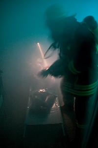 Bild: Atemschutzgeräteträger im Innenangriff. Kaum Sicht durch starken Rauch