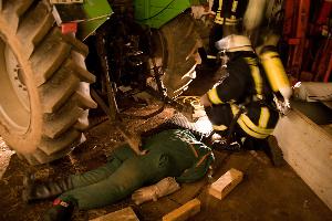 Bild: Anheben der Last, um den eingeklemmten Arbeiter befreien zu k&amp;ouml;nnen